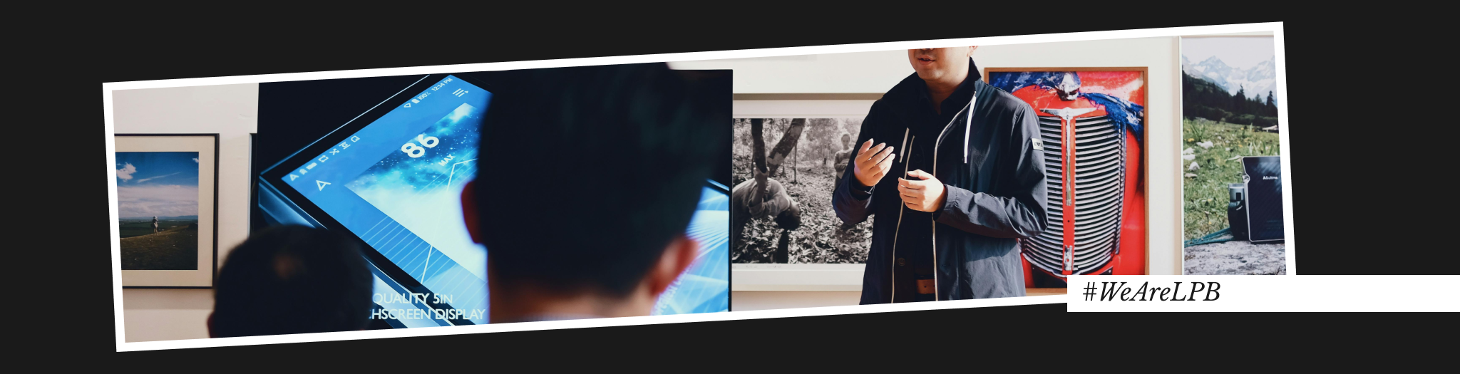 Agencia de Marketing para Negocios en Castellón - portada de blog con un dos hombres uno delante de la pantalla y otro hablando como si fueran cliente y empresa