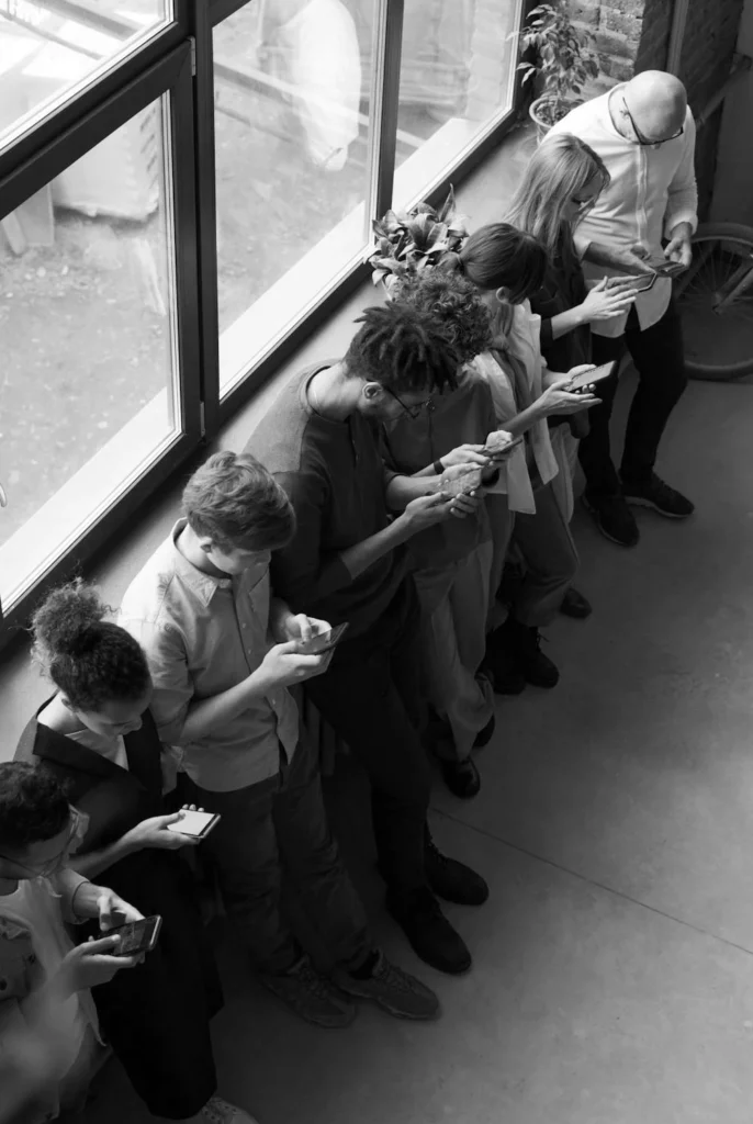Personal de la agencia revisando las redes sociales