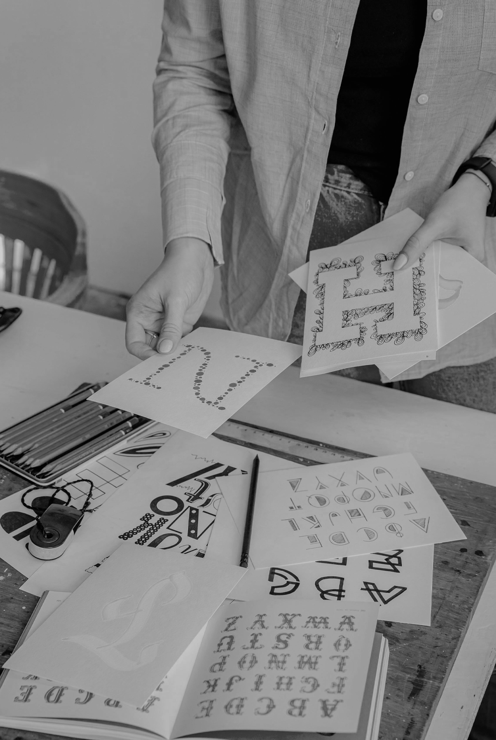 Trabajadores analizando variaciones de tipografías para proyecto de branding