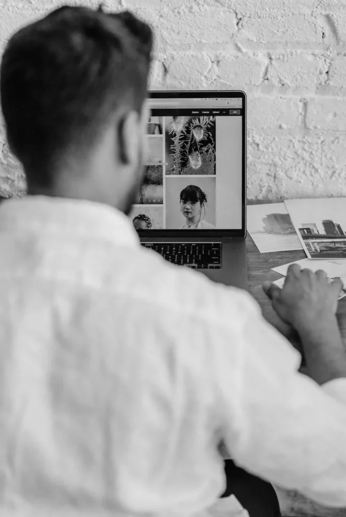 Diseñador buscando imágenes de referencia para sesión de fotografía