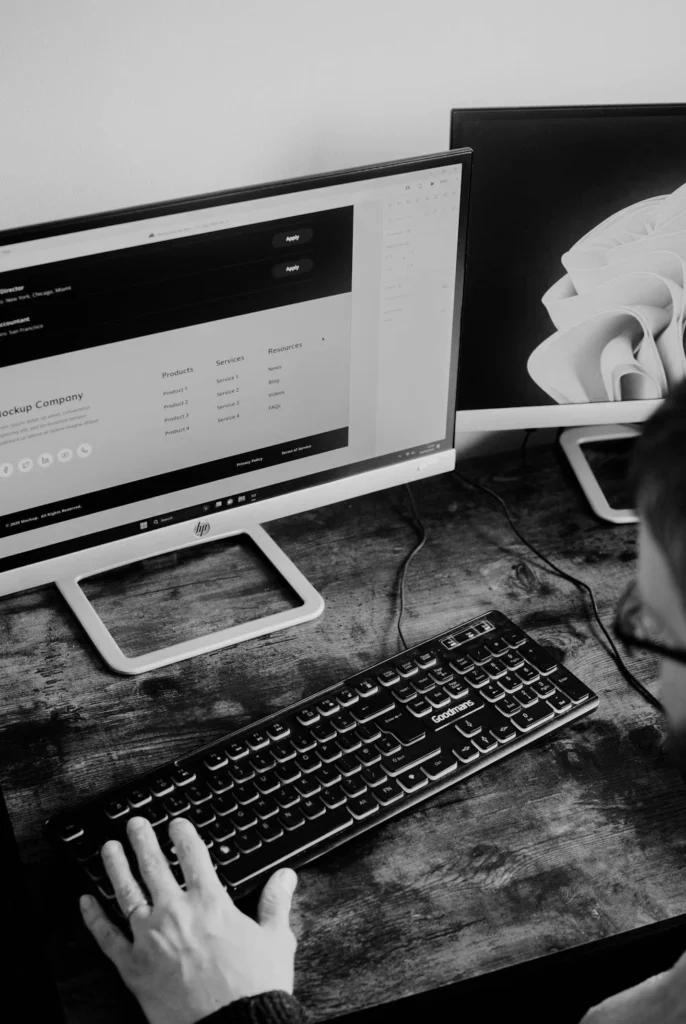Diseñador web trabajando en una landing
