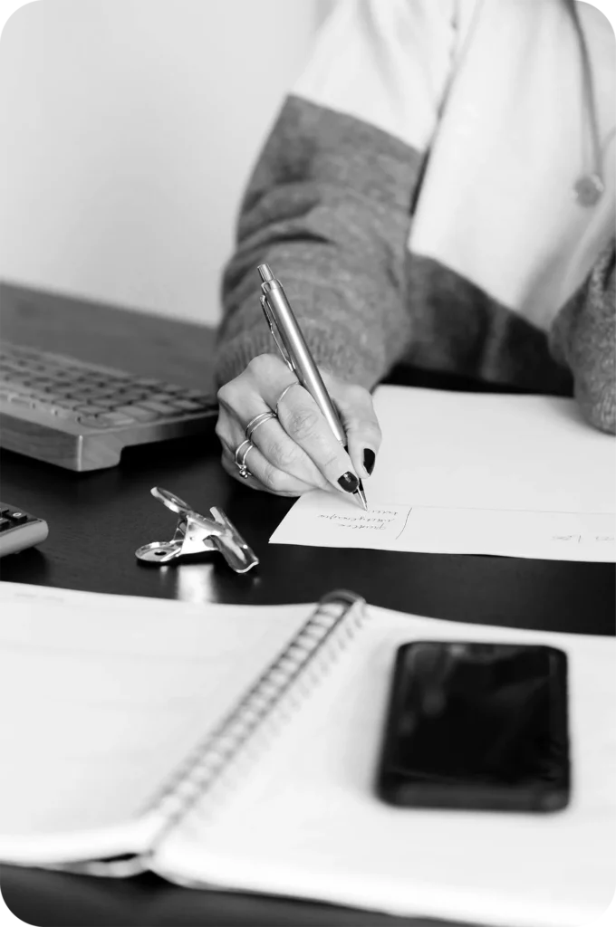 CEO de lapizarrablanca preparando agenda para contactar con agencia de marketing en Castellón